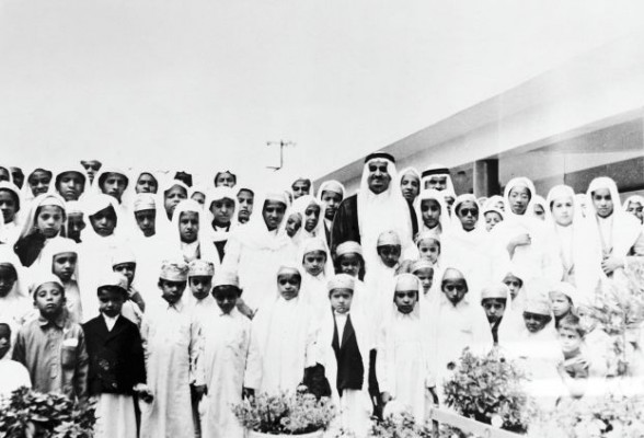 الأمير فهد بن عبدالعزيز مع طلاب معهد الأنجال